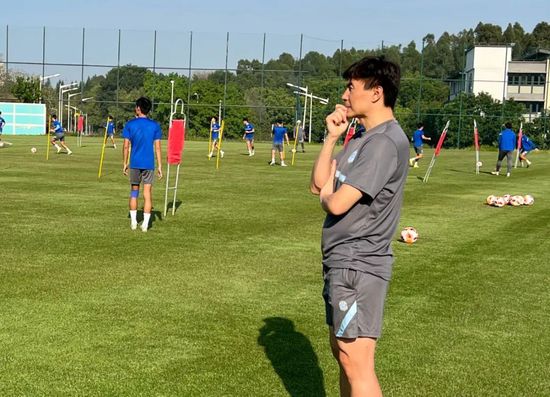 萧初然无奈，问：你问人家要了多少钱？叶辰嘿嘿一笑：一百万。